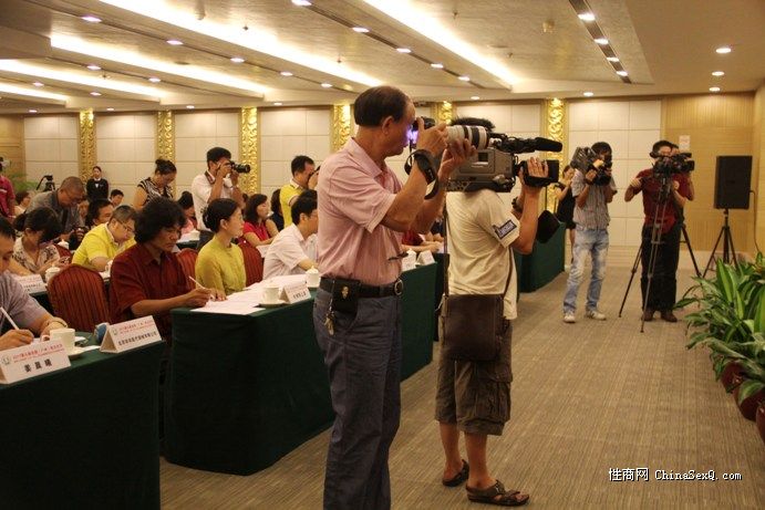 现场媒体长枪短炮 争先恐后