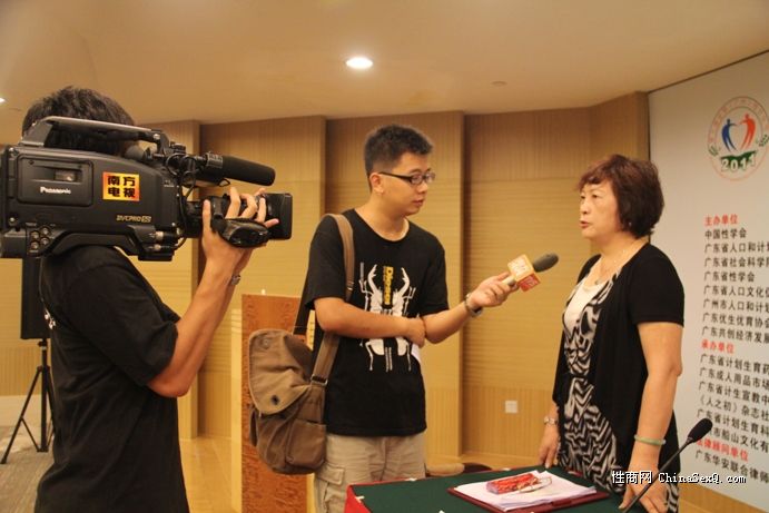 南方电视台记者采访