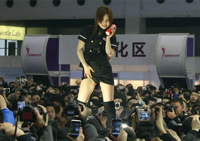 ��Ůģ�ص��Ըб�������ɫ���Ƿ������