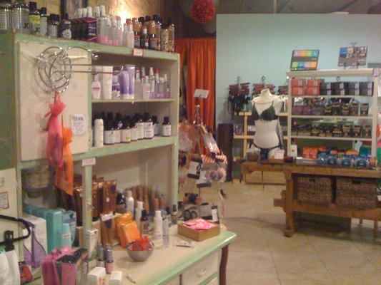 美国中学另类性教育:组织学生参观情趣用品店(图)