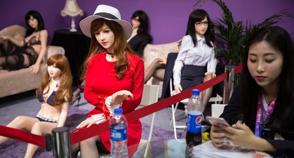 һ��EXDOLL�߷���轺���޳��̹�����Ա���Ϻ�����չ���տ�̯λ���Ա��ǲ�ͬ��̬��װ�������