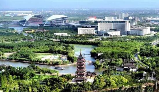 金诚幸福小镇项目选址地位于浙江海盐于城镇,由生产研发片区、综合服务片区、创新创业片区、古粮仓创意片区以及生态度假片区等几大功能区组成。小镇包含了情趣产品研发生产基地、电子商务办公基地、情趣会展中心、情趣产品商贸中心、人才培训中心、人才公寓、情趣酒店、国际剧目中心、小镇客厅以及情趣主题商业街等丰富多样的建设项目,总建筑面积约136万平方米。
