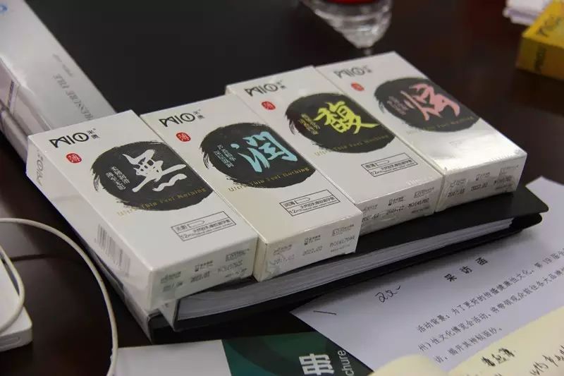 安全套放入纸盒包装