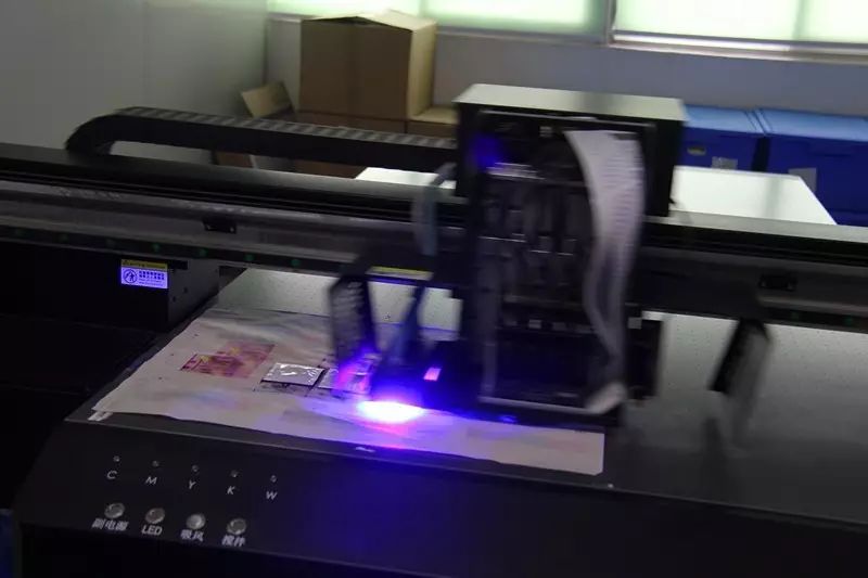 特制打印机正在打印安全套图案