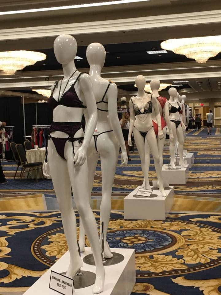 情趣内衣展出_内衣美女