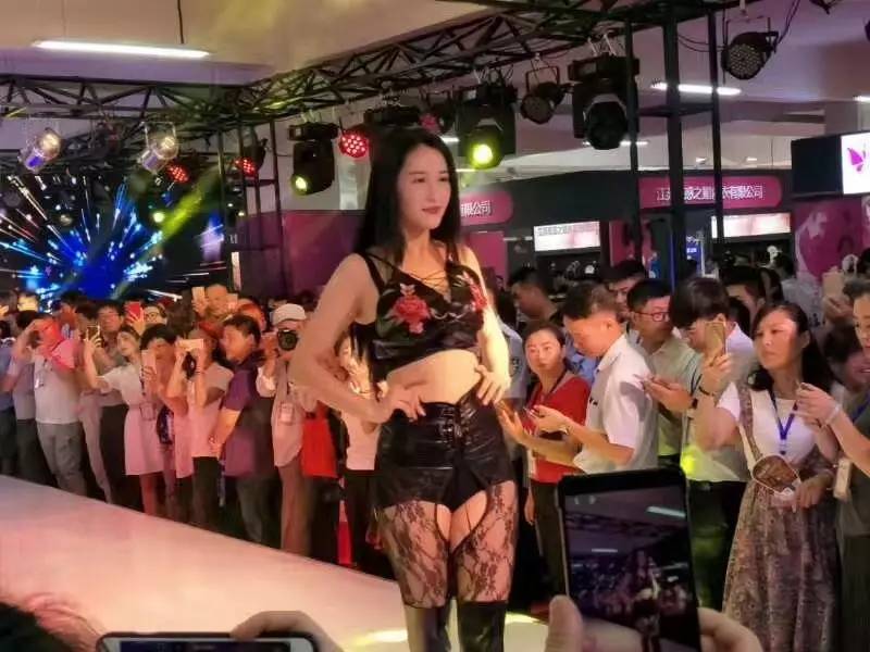 情趣内衣走秀场视频_内衣走秀(3)