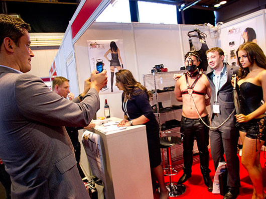 2013Ӣ������չ��չ�̺�ģ��չʾsm��Ȥ��Ʒ