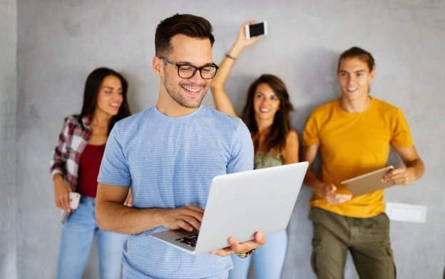 ��һ�ҳ�����Ʒ���̵ļ��ɸɻ���������Ӫ�͵��̾�Ӫ����ӽ�