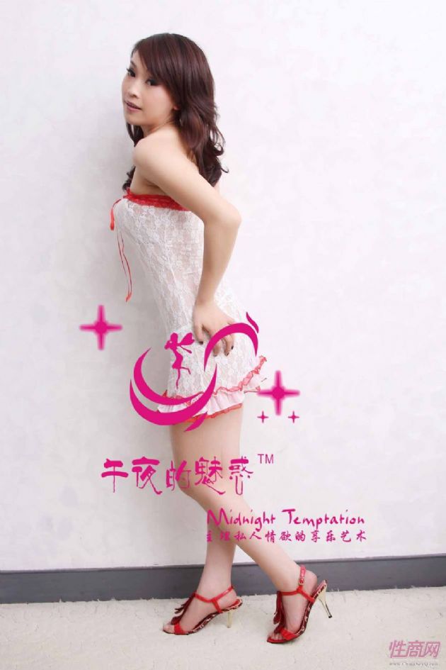 魅姿内衣_蹲姿性感内衣美女叉腿