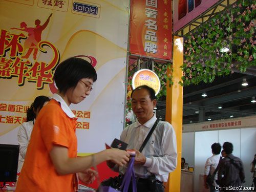 给获奖者颁发奖品