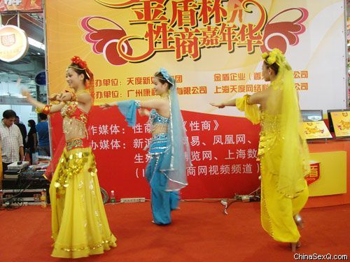 美女舞蹈表演为活动助威