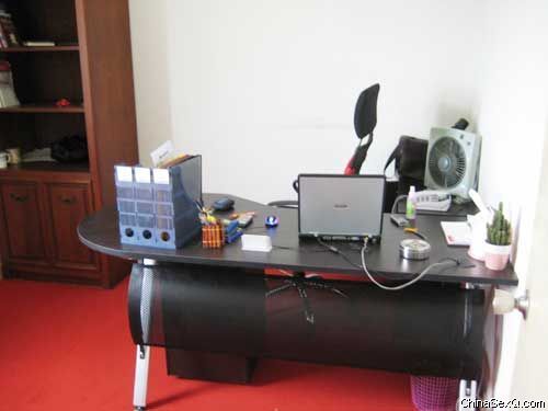 舒适宽敞的办公桌