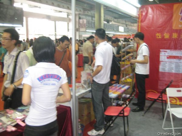 参展商及观众领取《性商》期刊