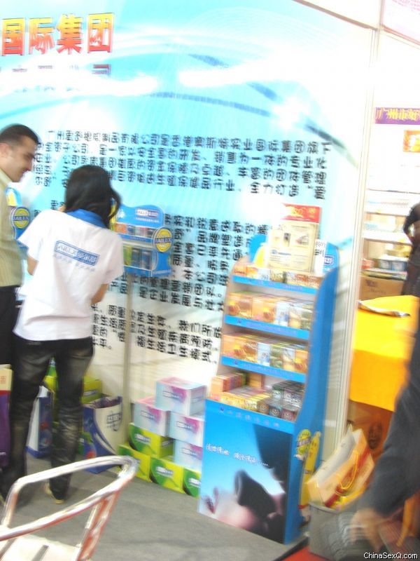 《性商》工作人员将最新的期刊发到每一家展商的手中