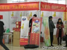 参展商品琳琅满目,观众目不暇给 参展商品琳琅满目,观众目不暇给