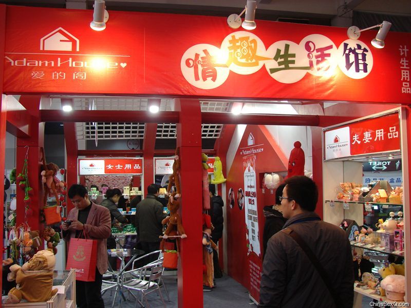 展商展台华丽而风格各异,体现企业的文化内涵与产品特色