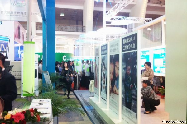 2011第六届中国生殖健康技术产品博览会--现场图文报道25参展商展位缤纷亮丽，争奇斗艳；观众目不暇给，流连忘返