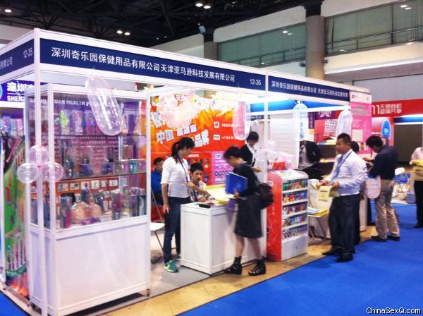 2011第六届中国生殖健康技术产品博览会--现场图文报道40参展商展位缤纷亮丽，争奇斗艳；观众目不暇给，流连忘返