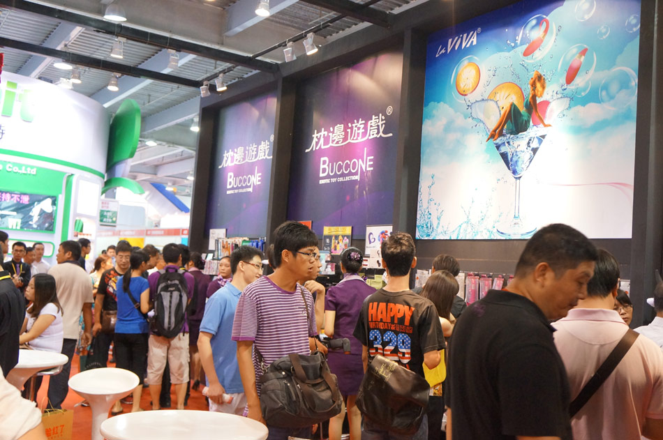 众多成人用品知名企业参展广州性文化节48枕边游戏展位吸引大量观众