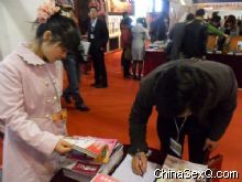 《性商》发行现场,商家纷纷索阅 《性商》发行现场,商家纷纷索阅