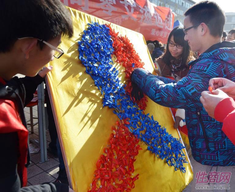 28日,山西大学、太原理工大学等高校学子相聚,传播预防艾滋病知识,并现场免费发放安全套。期间,多数学生大方接受,并呼吁“身边人洁身自好”。