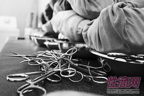 非洲掀起预防艾滋病大战役。为了阻止HIV的传播,卫生官员计划为非洲2000万名男性提供包皮环切手术。