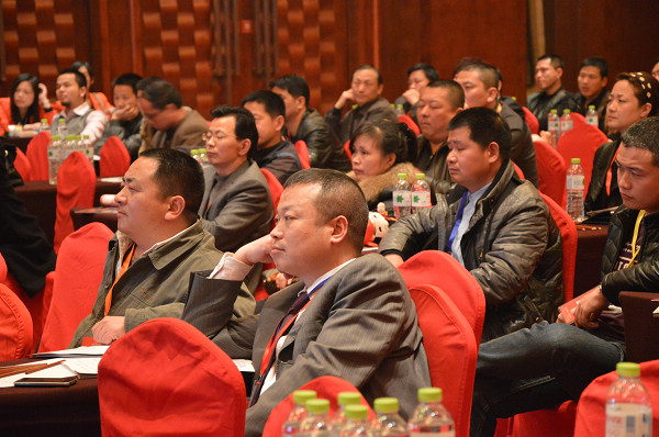 参会嘉宾认真听取老师讲课