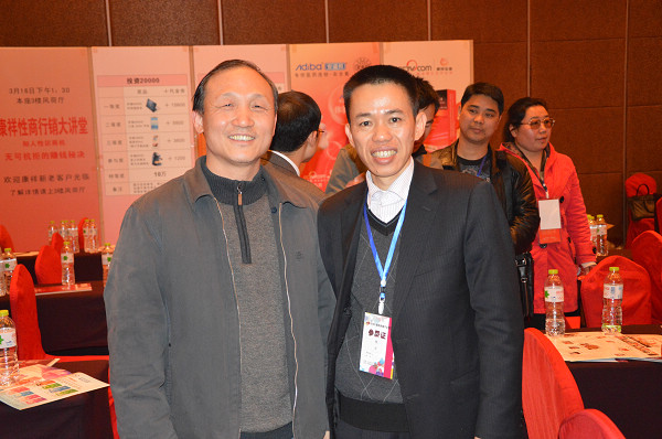 陈总与客户合影