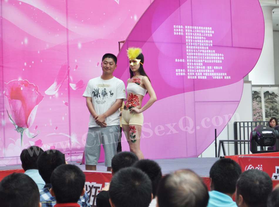 现场观众与人体彩绘模特合影
