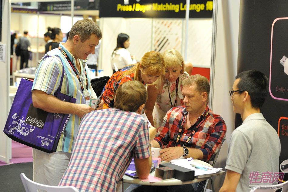 参展观众仔细查阅最新情趣用品宣传册
