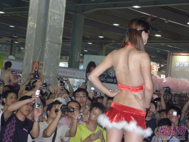 广州性文化节情趣内衣_广州万国内衣秀露了毛