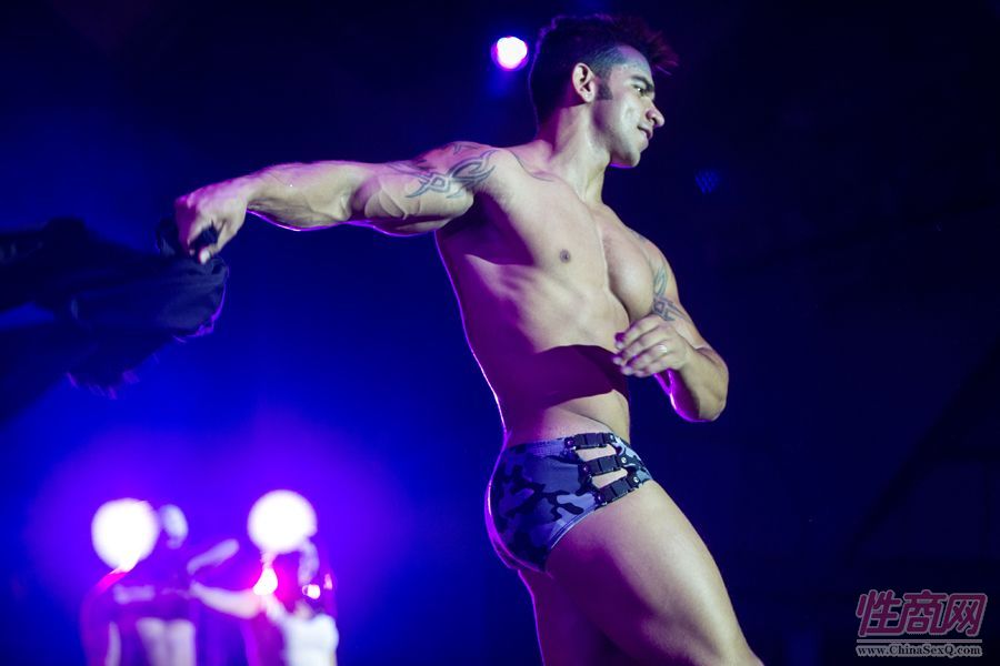 男女模特裸身助阵巴西成人展 示范性爱动作引高潮图片7