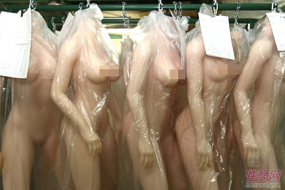 现代的充气娃娃最先出现于1930年代晚期的德国,希特勒为了让他的士兵在战时解决生理需求且“保证日耳曼血统纯正”,令手下研发出充气娃娃,随后作为轴心国同盟的日本将充气娃娃用于海军潜艇中“劳军”;1950年代,充气娃娃作为性玩具在德国市场上售卖,其设计甚至启发了Ruth Handler创造女孩们的童年玩伴——芭比娃娃;1970年代,硅胶娃娃首次出现于日本,随后在日本得到长足发展。图为日本“Orient industry”公司的充气娃娃仓库。“Orient industry”是一家拥有33年制作高档充气娃娃经验的公司,在日本排名第一,制作的娃娃不仅外形逼真,各关节可动,且十分强调娃娃的不同性格。该公司每年生产超过1000个充气娃娃,每个价格从9万日元至70万日元不等(约合人民币4700元到37000元不等)。