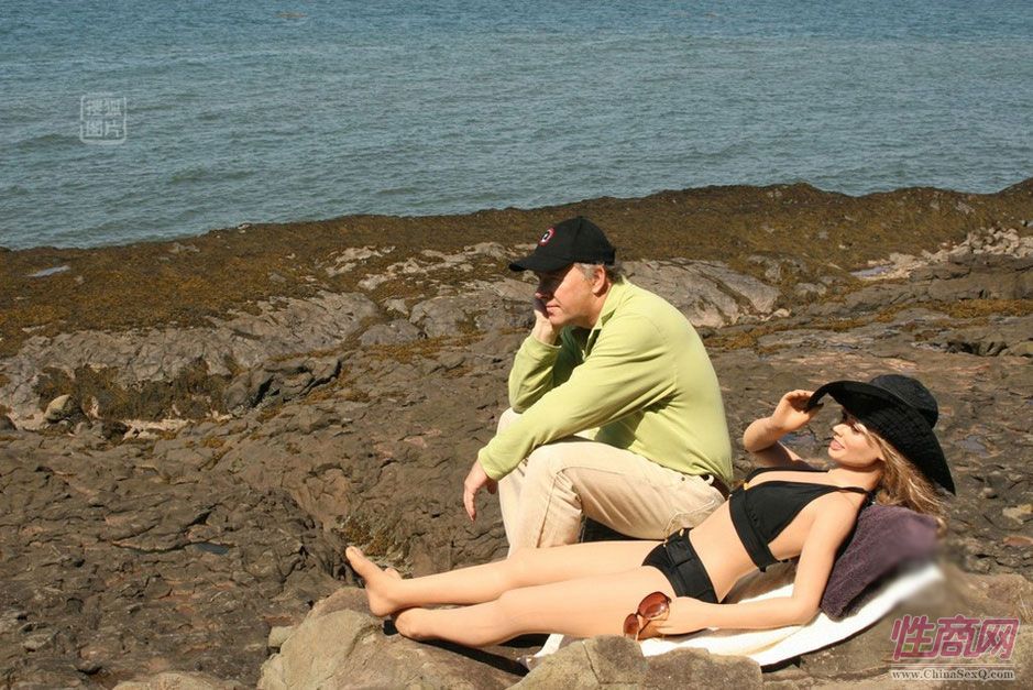 Dave Hockey已婚,并且是两个孩子的父亲,除了这些身份,Dave还是个充气娃娃的狂热收藏者,2012年,由他历时2年拍摄制作的纪录片《娃娃总动员》在加拿大发行。此前,他还带着他最喜爱的硅胶娃娃碧昂卡自驾旅行,横跨美国东西海岸。“娃娃在我的生活中具有多重角色,摄影模特、艺术品、幻想对象,甚至当妻子不在时满足自己的原始欲望。我的妻子和孩子有时会抱怨我放在娃娃们身上的心思太多,但总体上对我这个爱好很宽容。我妻子还帮助我为娃娃购买衣服和其他物品。”Dave的妻子受过良好教育,是《纽约客》的忠实读者。“我妻子当然不会把娃娃当成一种威胁,怎么会呢?一个把塑胶娃娃当威胁的女人就太自卑了。”Dave如此解释。