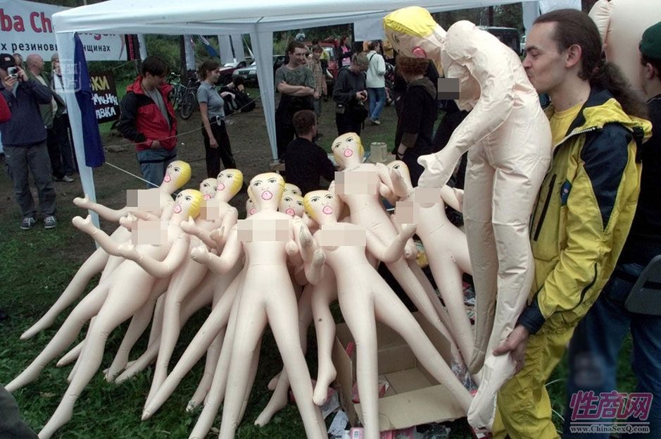 对某些人而言,充气娃娃是人生中最好也最重要的伴侣。因此,就像有些地方会举办夫背妻赛跑一样,俄罗斯圣彼得堡每年都会举办“充气娃娃渡河”的游泳比赛,比赛最大的看点是参赛者要抱着充气娃娃一起渡河,气氛诡异而搞笑,一时间水花四溅的河流中随处漂浮着美丽性感的大腿,而那些从头到脚全副武装的角逐者们,则紧抱着那些赤裸裸的塑料躯体争先恐后地顺流而下,远远看去,就像一堆人溺水的样子。图为2003年8月24日,俄罗斯圣彼得堡的武奥克河畔,一名参赛者在赛前吹起自己的“妻子”。