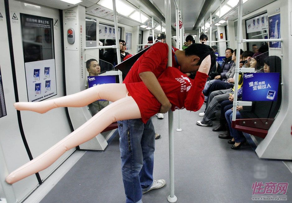 充气娃娃进入中国比较晚,20世纪90年代方才被引进中国。这源于中国人对“性”的羞于启齿,相对于国外,性格相对内向保守且在性方面不喜欢显山露水的中国人来说,充气娃娃这样的话题只是属于静悄悄的个人隐私地带罢了,使得中国人对充气娃娃“躲躲闪闪”,刚进入中国时,充气娃娃也与“低俗”、“有伤风化”等词语相关联。2009年12月20日,一名20岁的广州男子先后在广州北京路步行街和地铁一号线车厢内上演“荒唐一幕”——在繁华闹市街头、正在行驶的地铁车厢里,公然“拥吻”跟自己穿着“情侣装”的充气公仔,再拿出手机玩玩自拍,引来众多路人围观甚至漫骂。