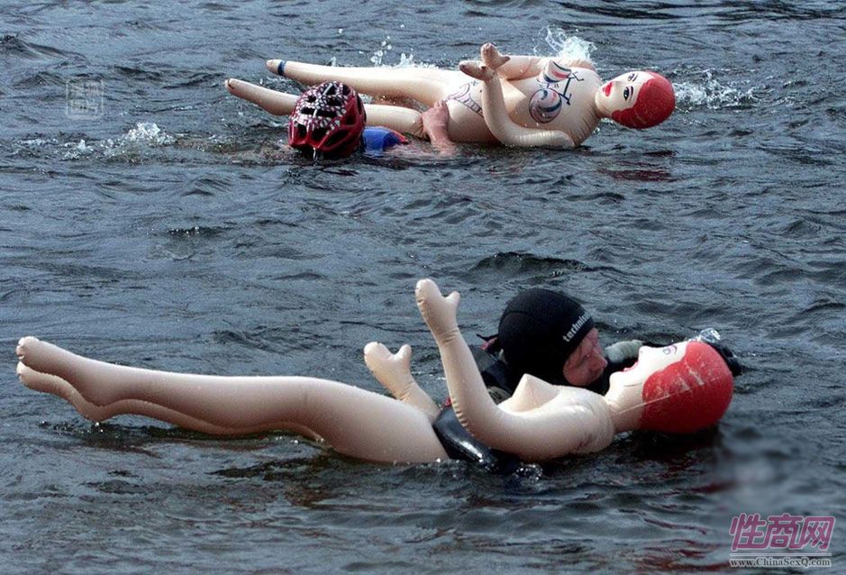 这个名为“充气娃娃挑战(Bubble Baba Challenge)”的比赛,每年都在俄罗斯圣彼得堡的武奥克河(river Vuoksa)举行,时间则选为每年夏天(8月)的最后一个星期六,比赛规则很简单,就是你得带着你的“充气伴侣”一起游泳渡河,性别男女不拘。图为2003年的“充气娃娃挑战赛”中,一位比赛者的“充气妻子”在水中漏气。