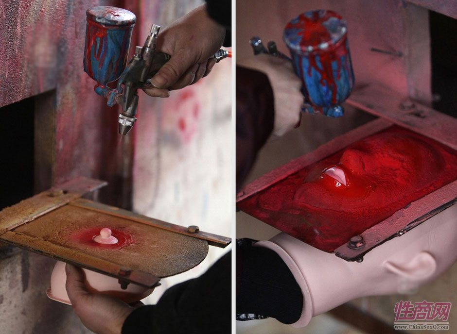 图为一名工人在给充气娃娃的“零件”喷漆。有相关统计数据显示,2007年全国有20多万家性用品专卖店,中国性用品产业年销售额已经超过1000亿人民币。现有性用品生产企业1000多家,性用品产量居世界第一,全球使用的性用品,包括欧美发达国家成人商店的许多产品,超过一半是中国制造的,而中国性用品的市场份额已占到全世界的70%。