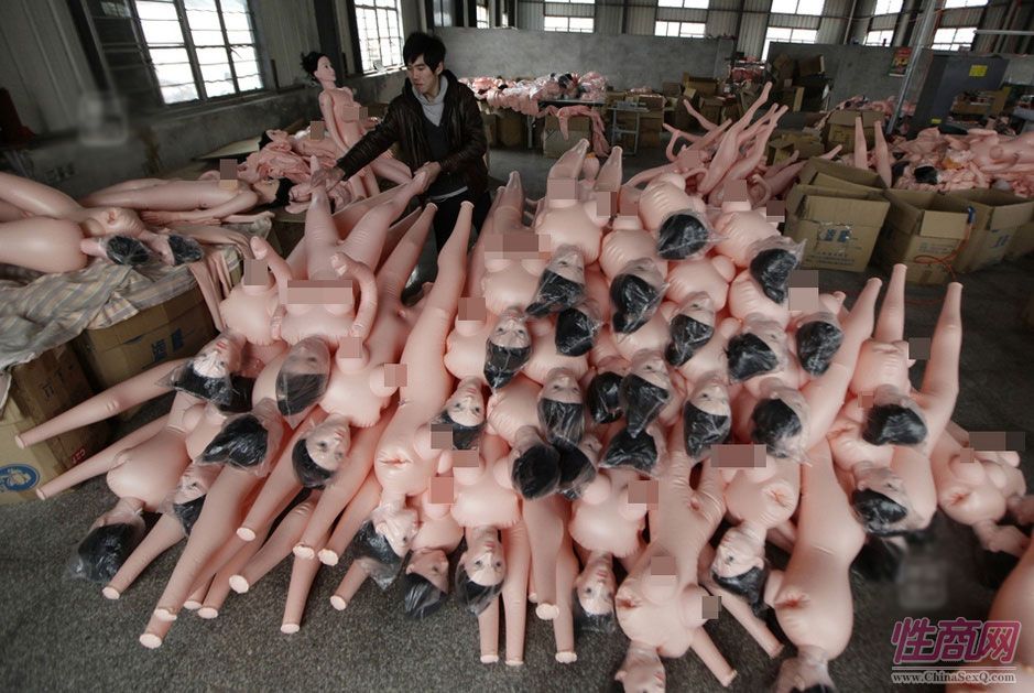 日本,欧美等生产的充气娃娃,其高昂的价格对于中国男性来说显得性价比不高。面对越来越大的中国内地“充气娃娃”市场,中国不少塑料厂家也开始自己生产充气娃娃,但中国充气娃娃相对于国外产品仍然有差距。充气娃娃是怎么被生产出来的呢?2012年2月13日,曾经有记者探访了位于浙江宁波的一家充气娃娃制造厂。这家工厂从2009年开始生产塑料充气娃娃,如今已拥有13个种类,平均售价100元人民币。据了解该厂2011年一年共销售了超过5万只充气娃娃,其中有15%出口到日本、韩国和土耳其。图为2012年2月13日,一名工人正在整理一批生产中的充气娃娃。