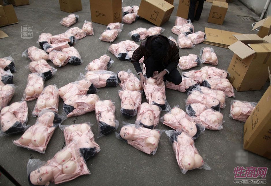 图为一名工人打包充气娃娃成品。在某位性用品销售从业者看来,一个中国人在性用品中青睐“充气娃娃”是由用途决定的。外国人一般把“充气娃娃”作为调剂性生活、增加情趣的玩具,而中国人大多是将“充气娃娃”作为发泄欲望的工具。随着中国人性观念的改变,“充气娃娃”也逐渐走上前台。以往一直闷头挣大钱的“充气娃娃”产业除了改变人们的生活质量,自身的质量也有待提高。而以充气娃娃为代表的性用品市场得以规范的关键还是要转变观念,全社会和政府机构不应再回避谈性的问题,不要总是把性用品当作特殊的商品敬而远之。
