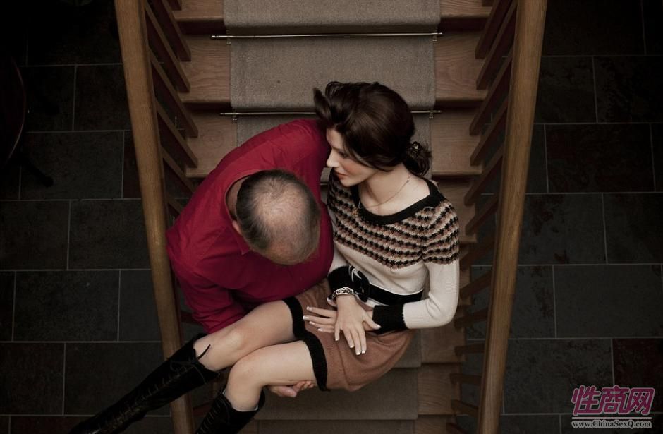 ��Ӣ����ÿ���ʱ�������ʱ��11��16�ձ������籾������Ӱ����Benita Marcussen���ڷ�����һ���԰���ż�����ǵ�ӵ���ߵ���Ƭ����ʵ�ķ�Ӧ����Щ��ż�������ǵ��������硣Benita Marcussen������һ���ʱ�䣬����Щ��żӵ�����ǽ������Σ�����Ϊ����Щ��ż�����˺ܶ��Ǯ�뾫��������һЩ����˵�����ǵ���ż������Ψһ�İ��£����ǻ����Լ�������ã��������ɥż������ı�ʹ����һЩ����ǳ���Ȼ������Щ��ż���������ǵ������Ȧ�ӣ�˿�������������˵Ŀ����� ͼΪEverard��С�������Ľ�������ż����Faina����¥�ݡ�