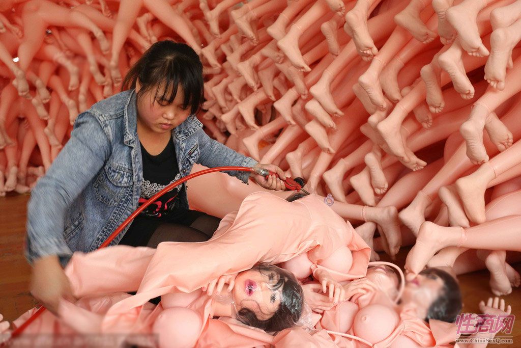 电商是这类行业的良好渠道,工人把自己10多种品类的充气娃娃,实图拍摄以后,再打上马赛克放到网上,真实立体地展现给消费者,线上订单,线下发货。