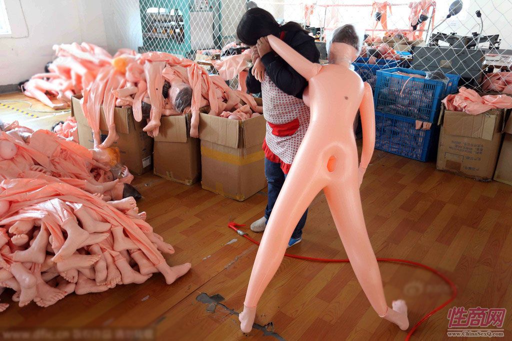 “女孩们”基本上都是以都是以PVC薄膜为基础原料,辅以硅胶头颅、手脚,充上空气便能“使用”的普通娃娃。