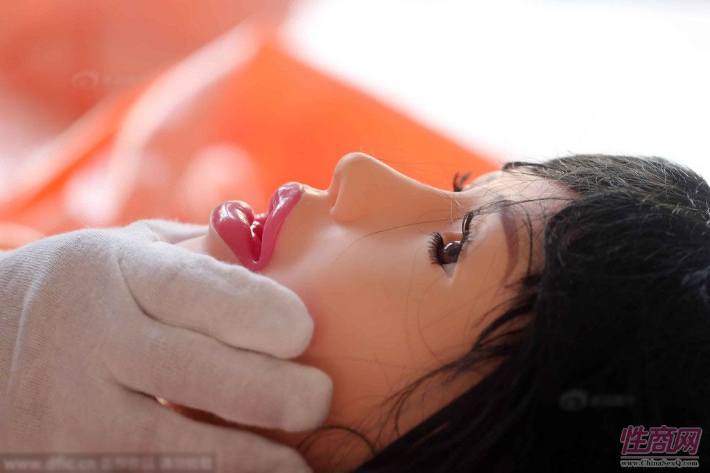 在欧工人介绍道:“美和日本,65%的成年单身男性或是80%的夫妻家庭都备有充气娃娃,就像中国女性使用美容面膜一样。充气娃娃作为情趣用品不是什么淫秽的东西。”