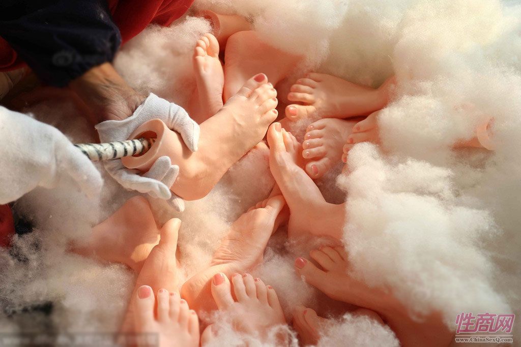 老板介绍道:“原本带去的几个销售人员根本忙不过来,又从宁波调过去了几个人,已经在飞机上了。”