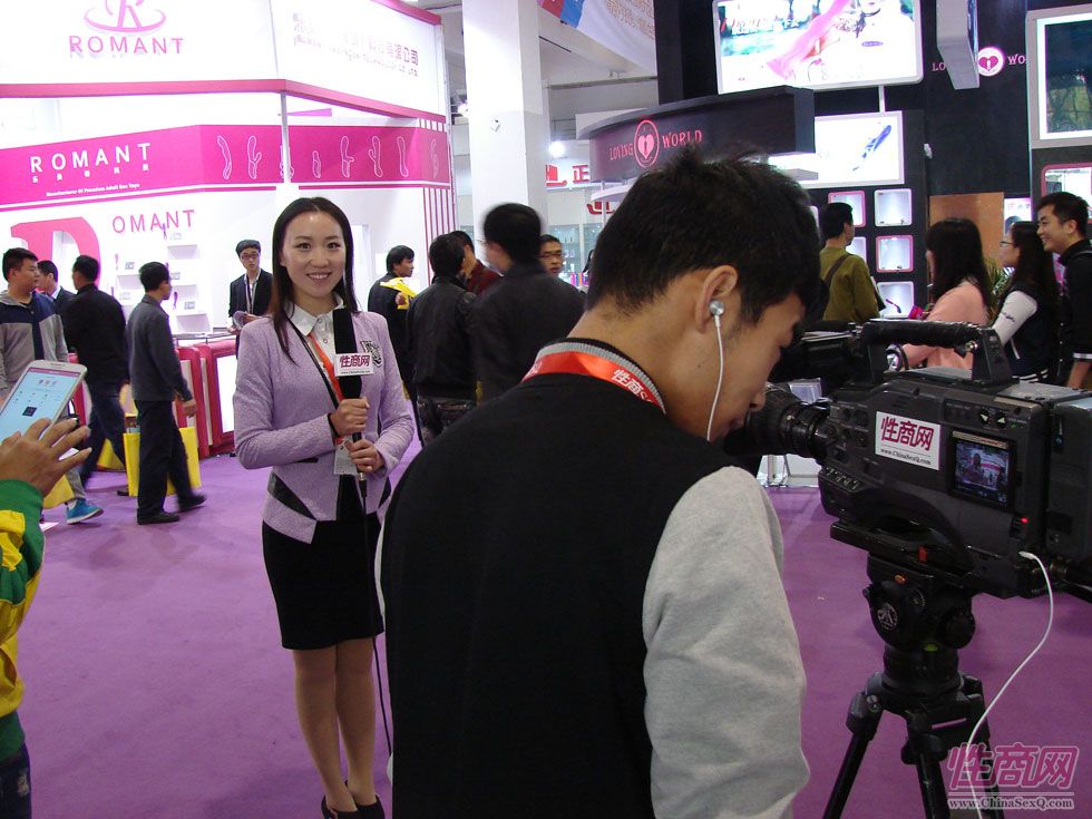 性商网记者在上海成人展展会现场进行采访。
