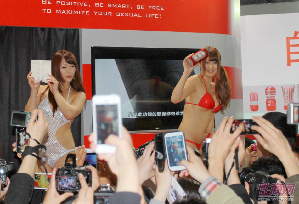 2014�Ϻ�����չAVŮ��PK��Ůģ��(1)ͼƬ3