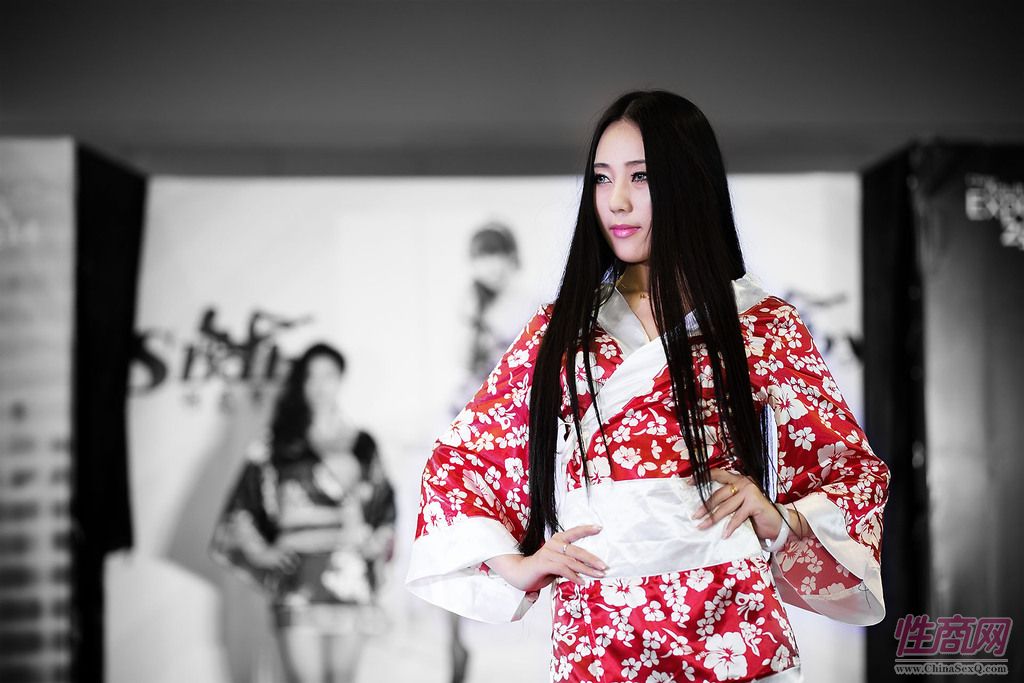 2014上海国际成人展性感情趣内衣T台秀图片7