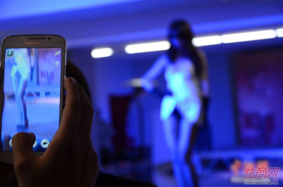 【图片】兰州性博展 情趣内衣秀火热器具展冷清图片7