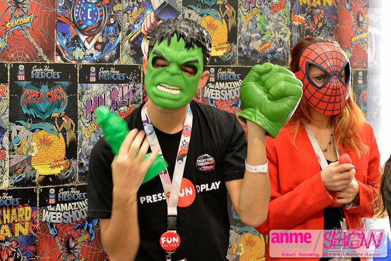 参展商亲自展示情趣面具